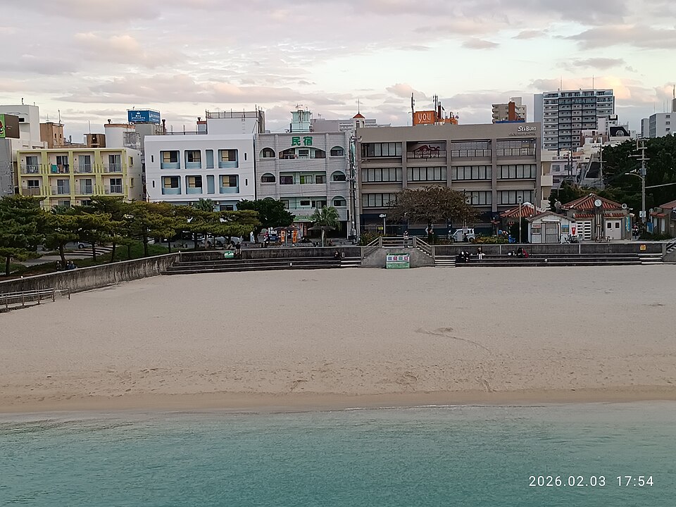 沖縄・エメラルドグリーンの海と海岸