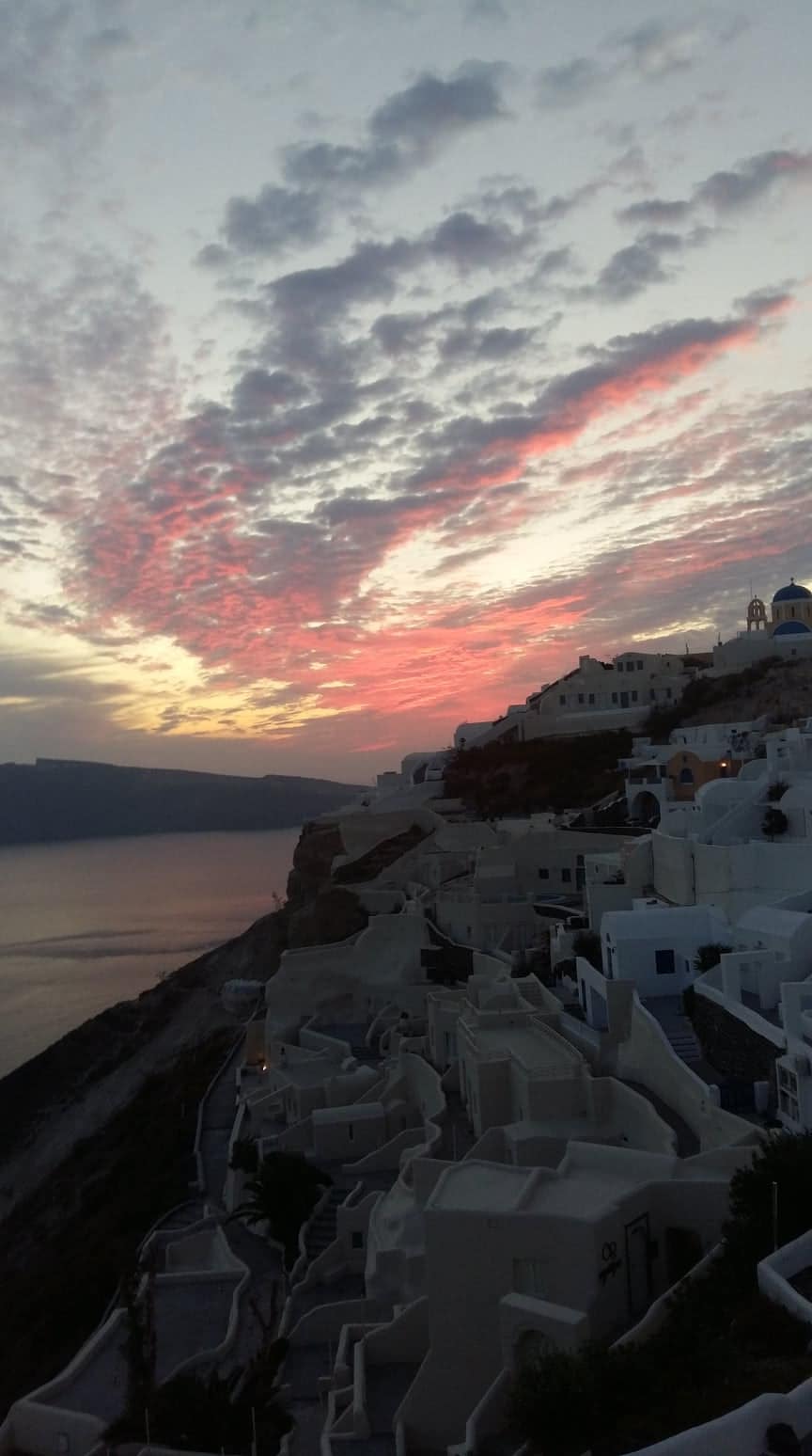 サントリーニ・イアの夕景と白い建物
